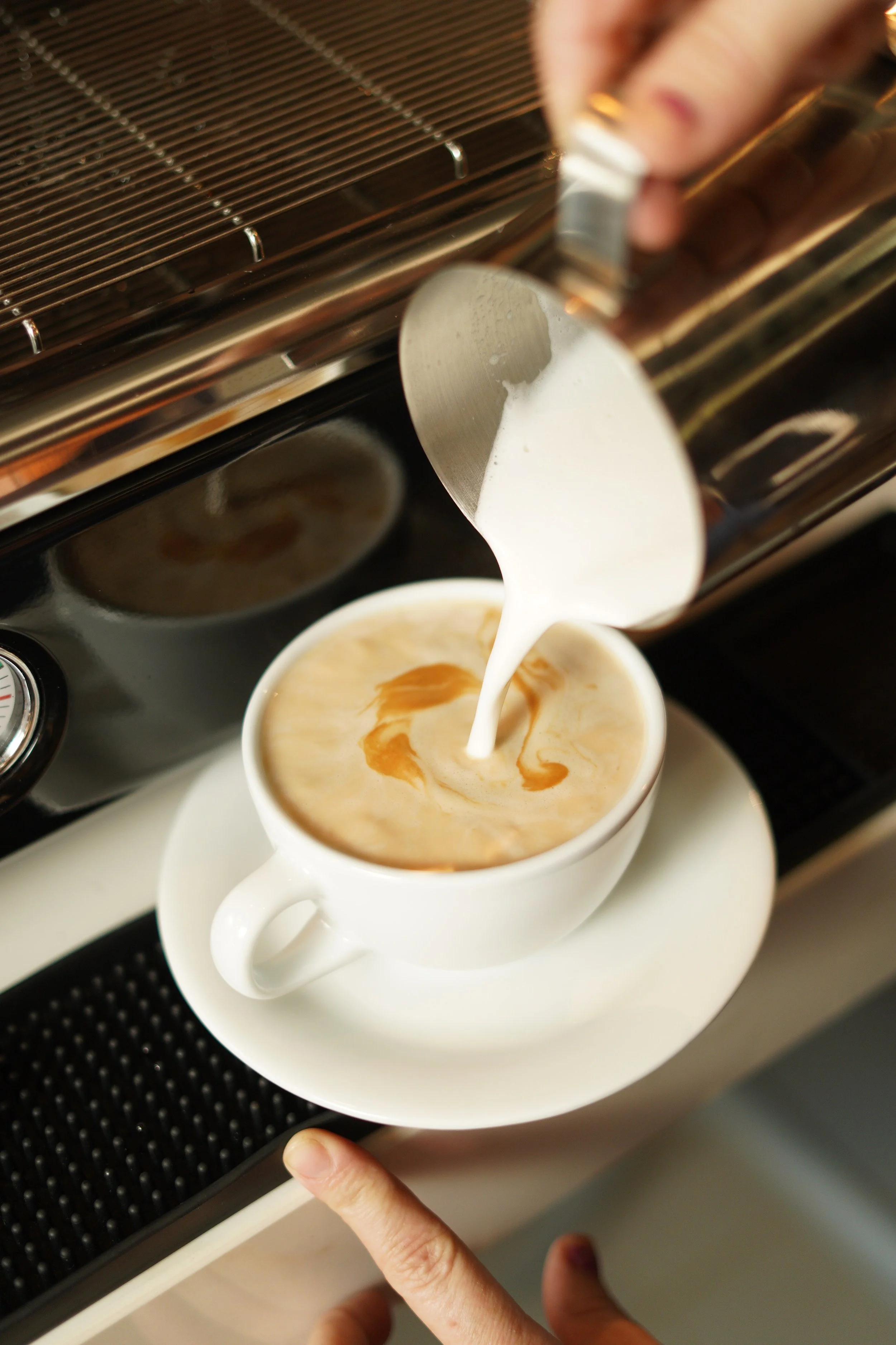 Latte art servido en Liliak Café